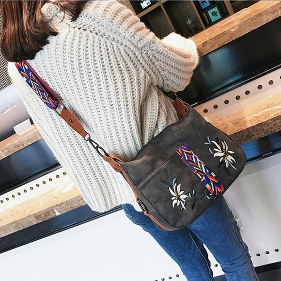 ⚘LAST ONE⚘5⭐ BLACK Vegan Leather Crossbody B… - Picture 4 of 9